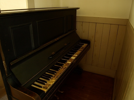 講堂のピアノ
